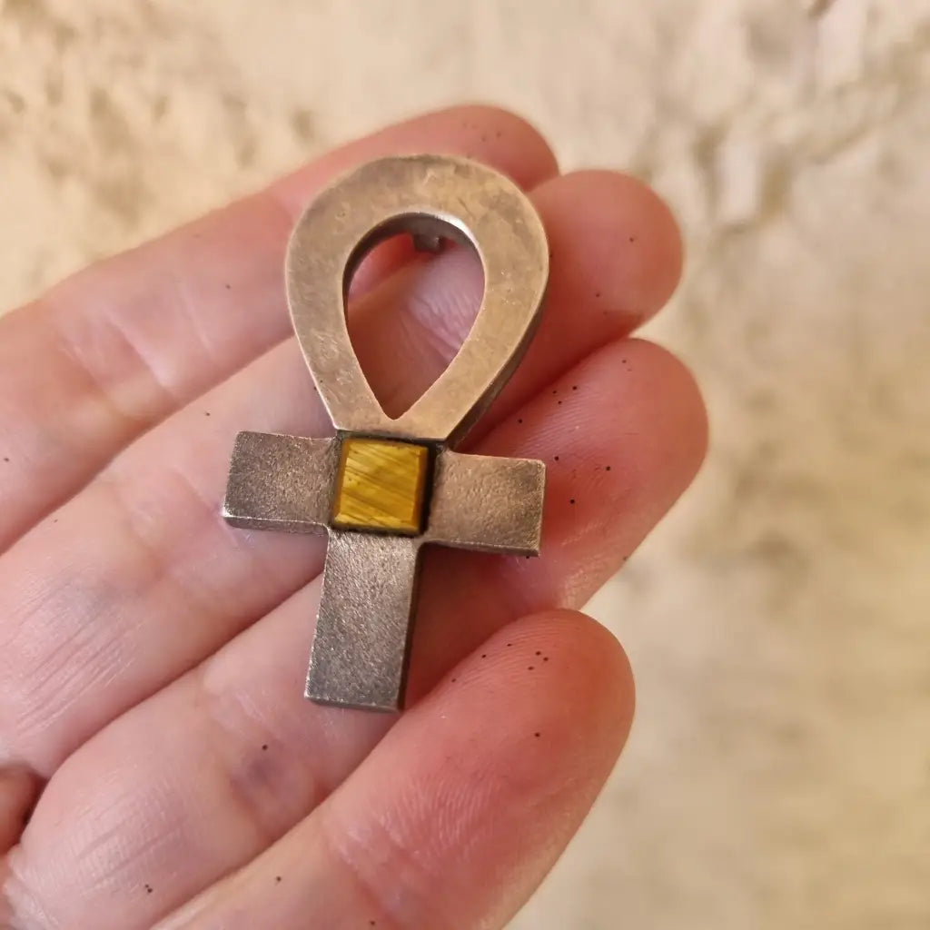 Cruz egipcia o Ankh. Llave de plata y ojo tigre. Joyería religiosa