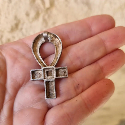 Cruz egipcia o Ankh. Llave de plata y ojo tigre. Joyería religiosa