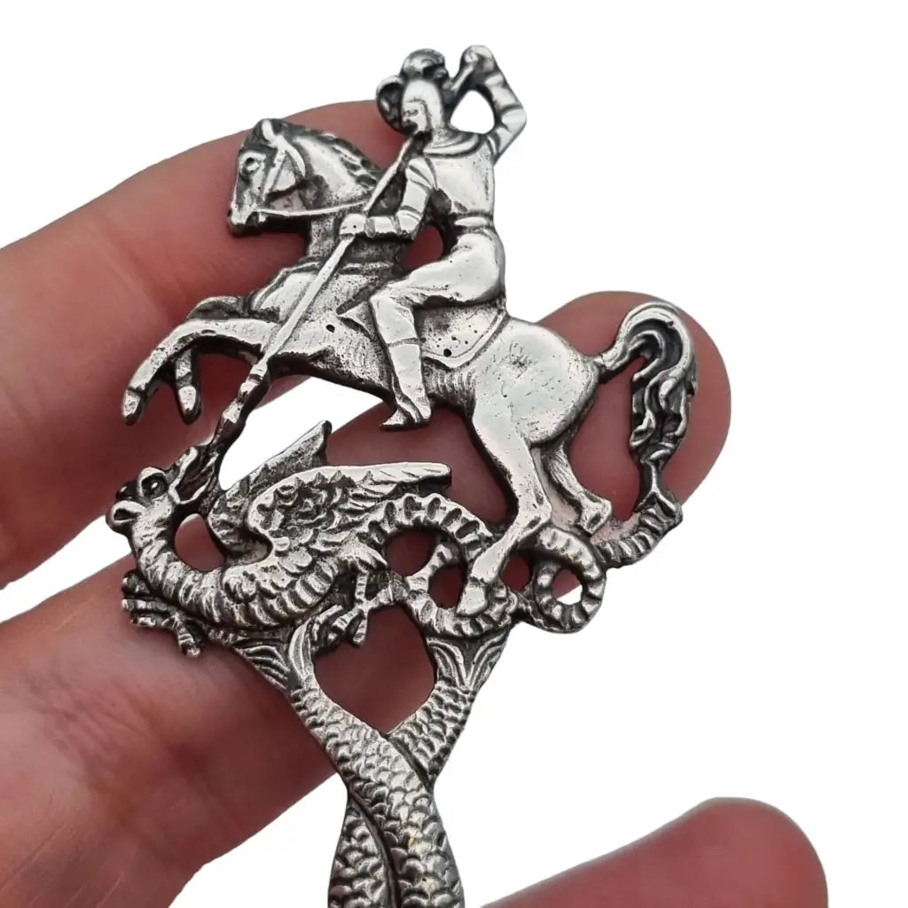 Cuchara de Plata Antigua plata muy decorada San Jorge y el Dragón Escena