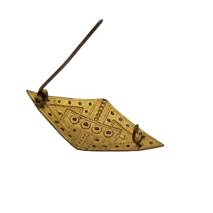 Broche art déco vintage dorado remachado para mujer en forma de diamante.