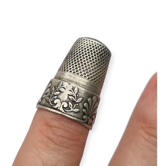 Dedal antiguo de plata repujada decoración vegetal en relieve costura vintage