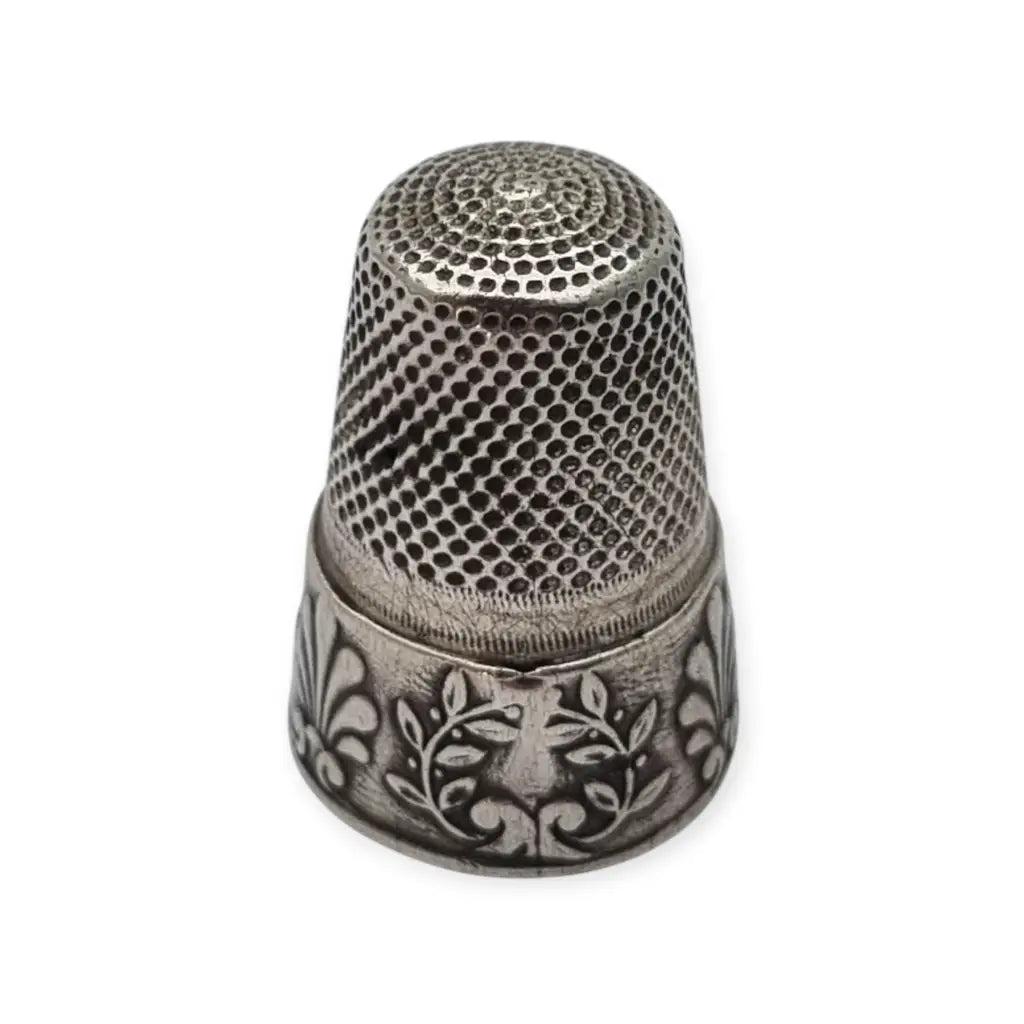 Dedal antiguo de plata repujada decoración vegetal en relieve costura