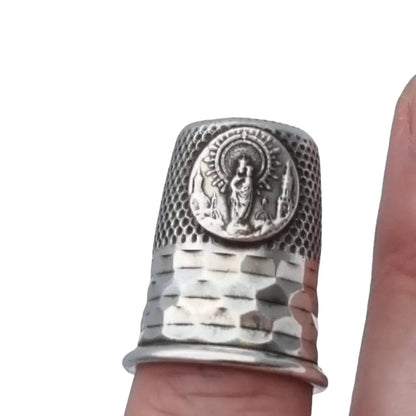 Dedal de colección dedal vintage troquelado en plata. Religioso. Costura