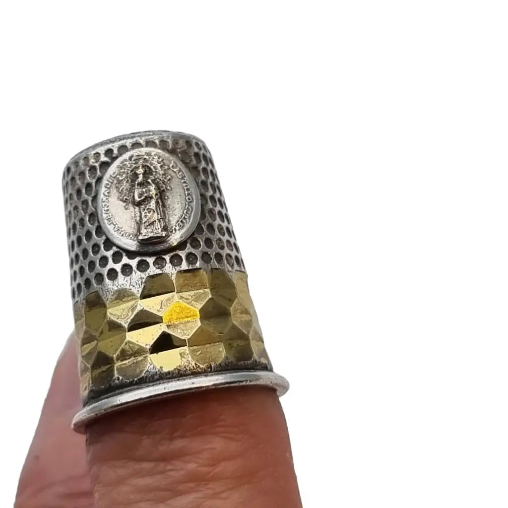 Dedal de colección dedal vintage troquelado en plata. Religioso. Costura