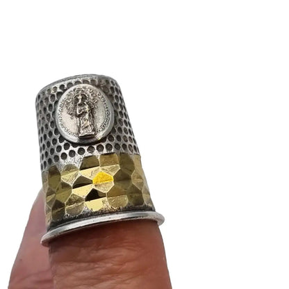 Dedal de colección dedal vintage troquelado en plata. Religioso. Costura