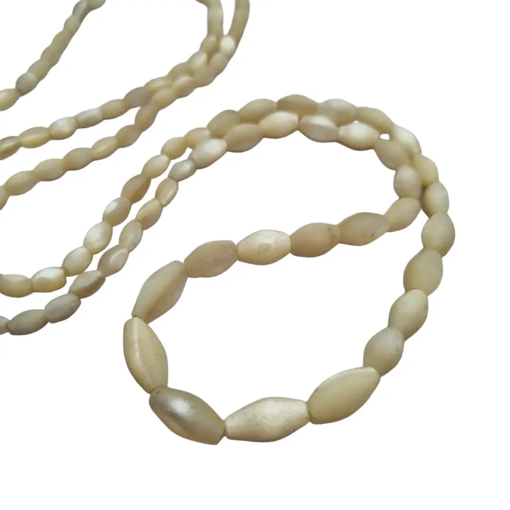 Collar largo de perlas nácar en color perla para mujer natural.