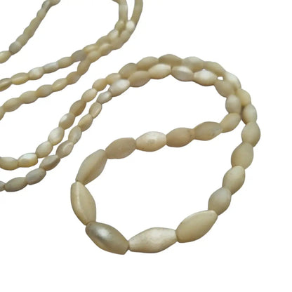Collar largo de perlas nácar en color perla para mujer natural.