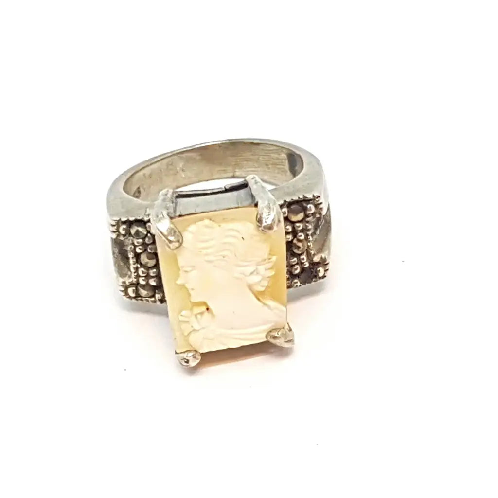 Gran anillo con camafeo de concha tallada cuadrada plata ley mediados