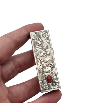 Estuche pintalabios antiguo de plata grabada con espejo y piedra cornalina