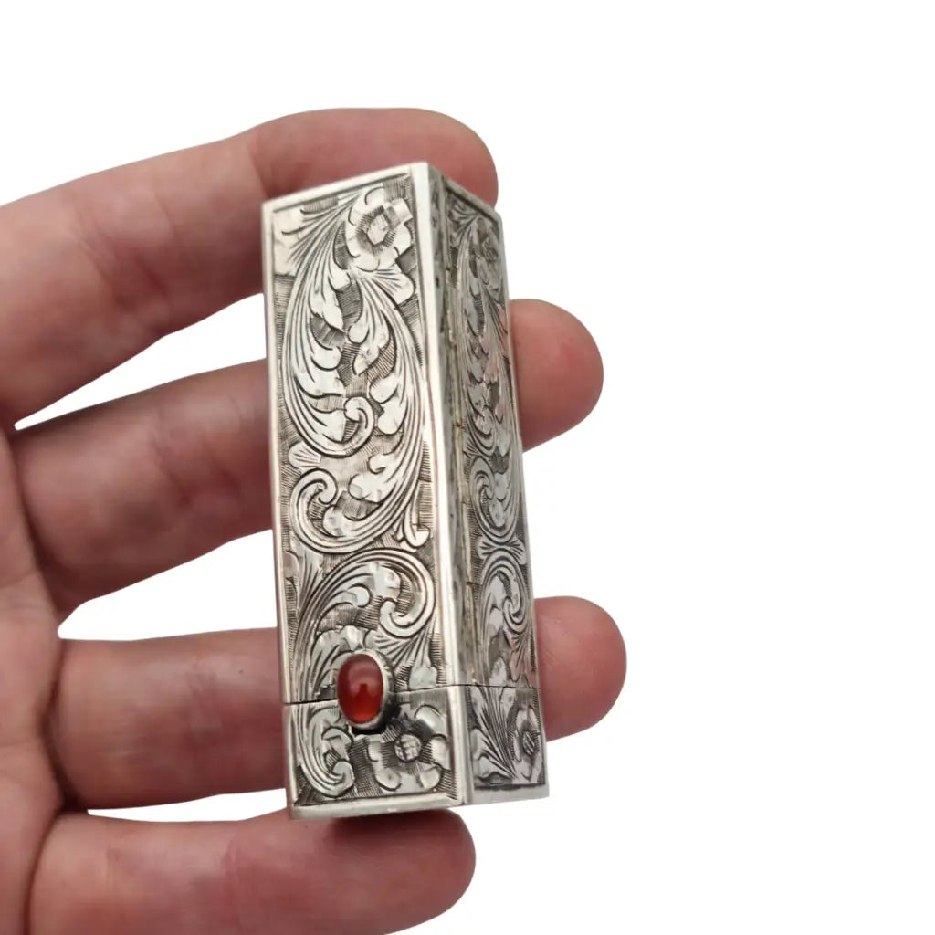 Estuche pintalabios antiguo de plata grabada con espejo y piedra cornalina
