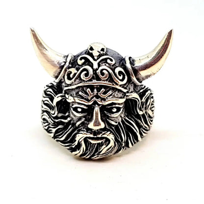 Anillo vikingo de plata. El anillo Thor. runas vikingas. Casco