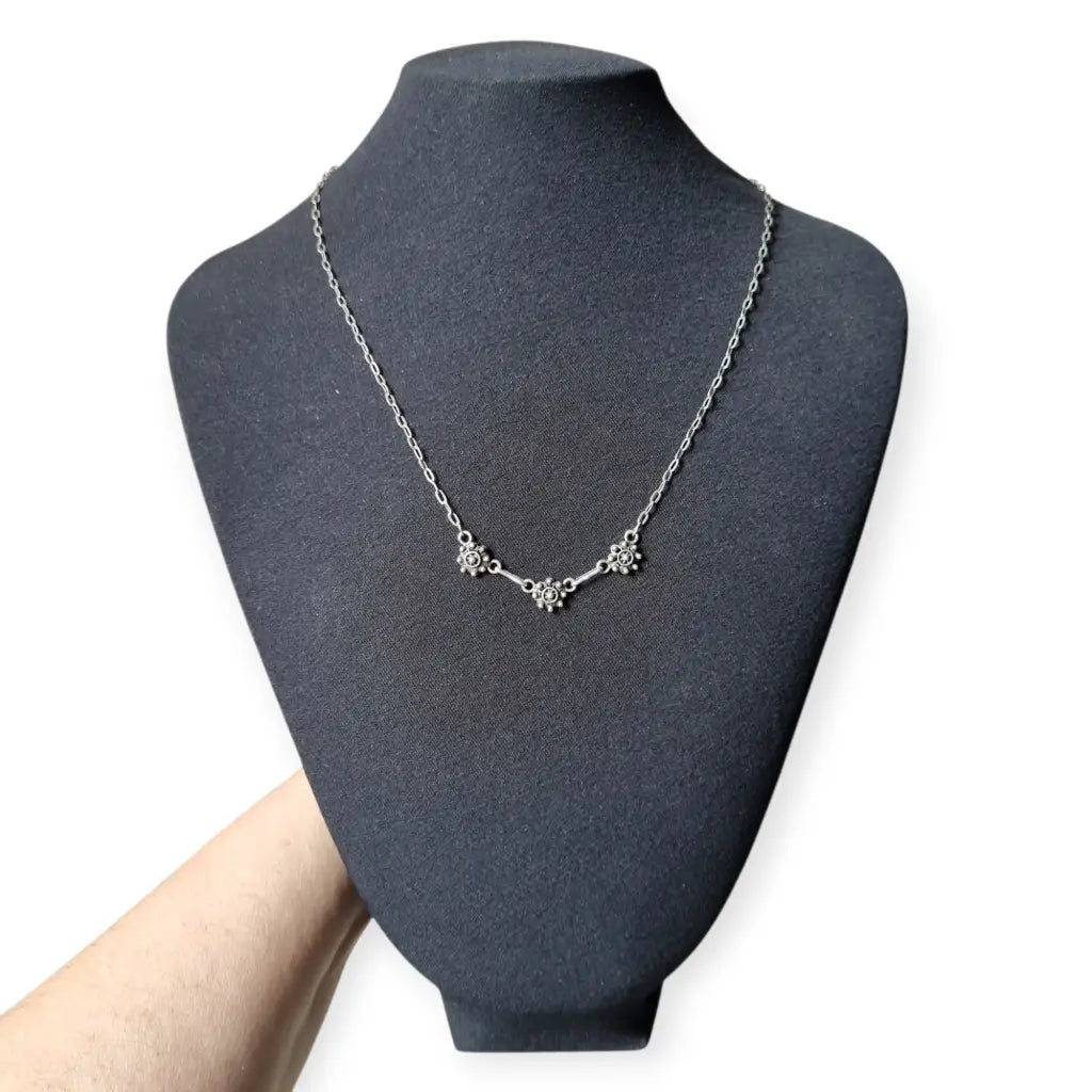 Gargantilla charra de plata con tres rosetas joyería tradicional española