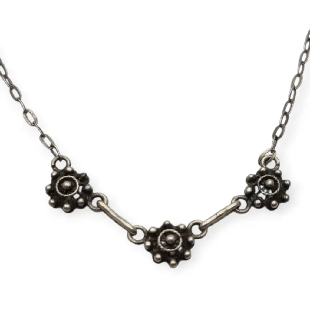 Gargantilla charra de plata con tres rosetas joyería tradicional española
