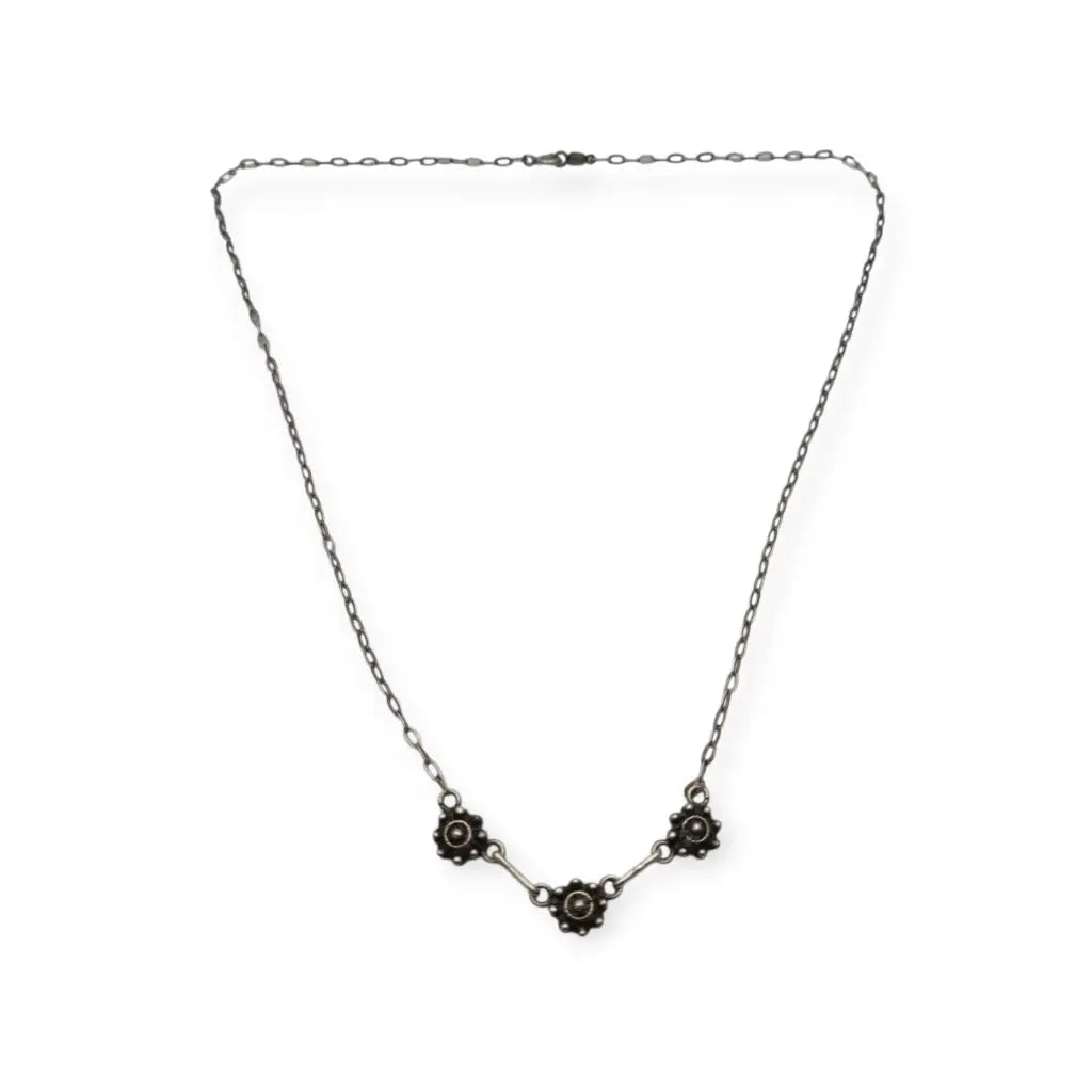 Gargantilla charra de plata con tres rosetas joyería tradicional española