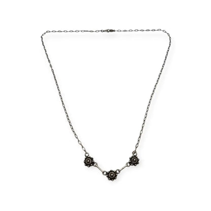 Gargantilla charra de plata con tres rosetas joyería tradicional española