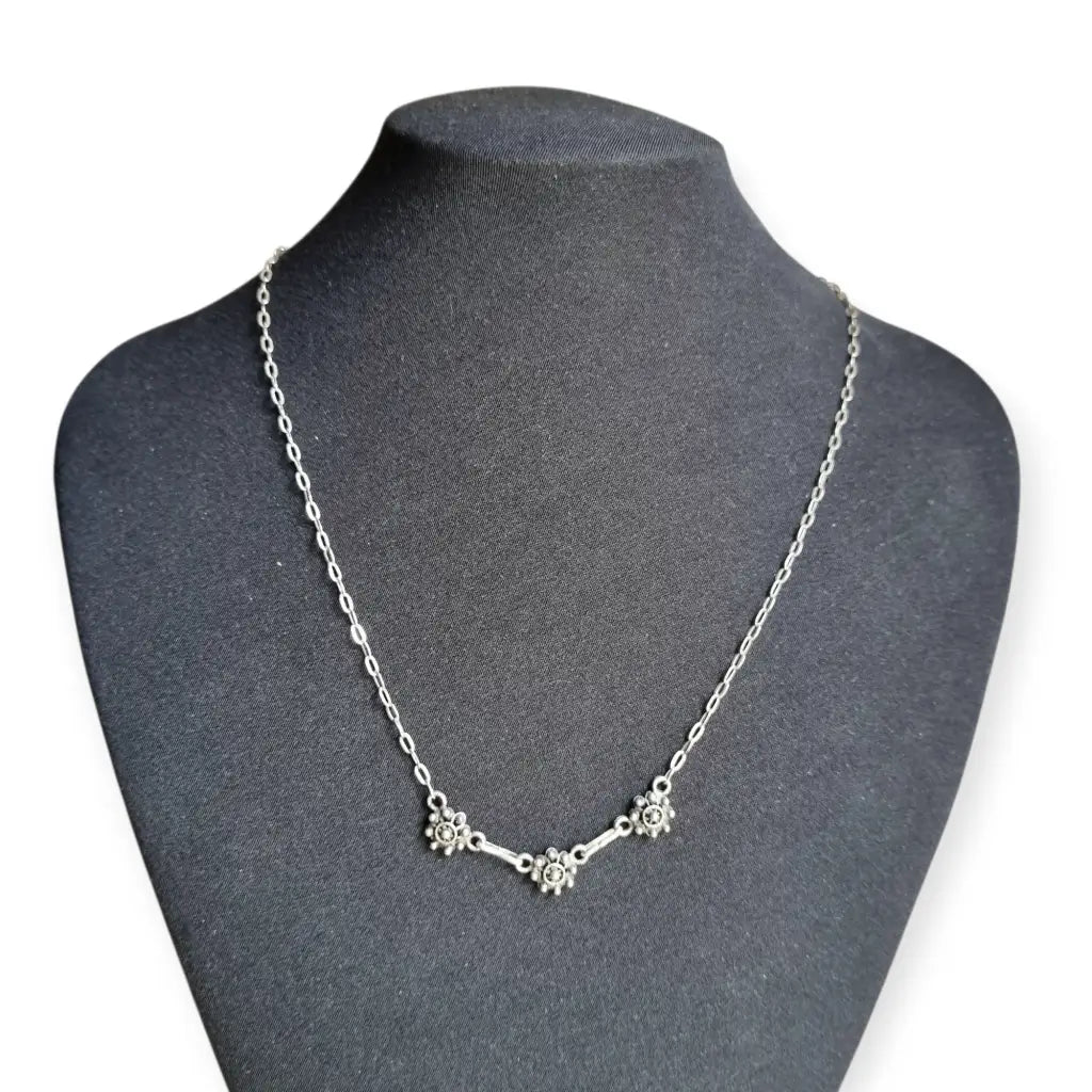 Gargantilla charra de plata con tres rosetas joyería tradicional española