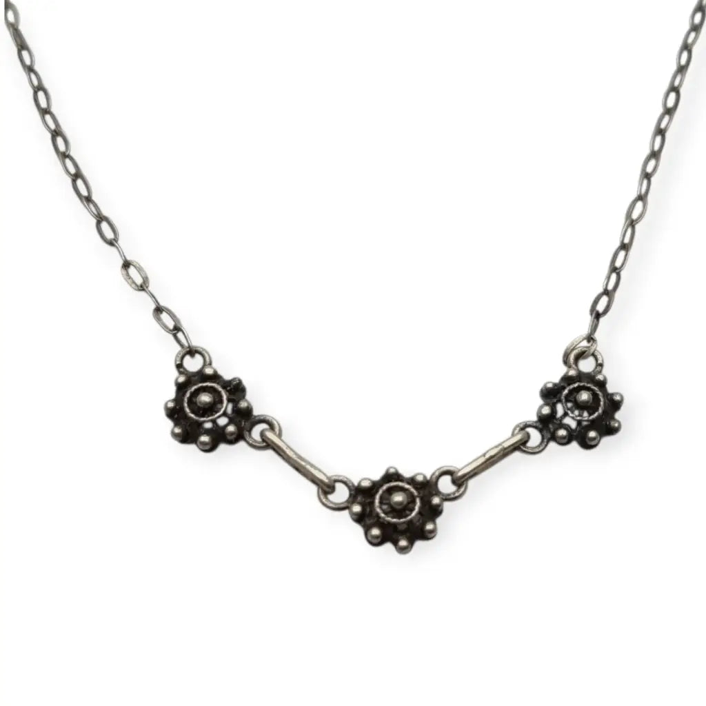Gargantilla charra de plata con tres rosetas joyería tradicional española