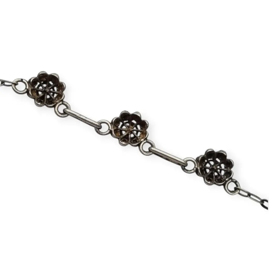 Gargantilla charra de plata con tres rosetas joyería tradicional española