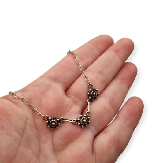 Gargantilla charra de plata con tres rosetas joyería tradicional española