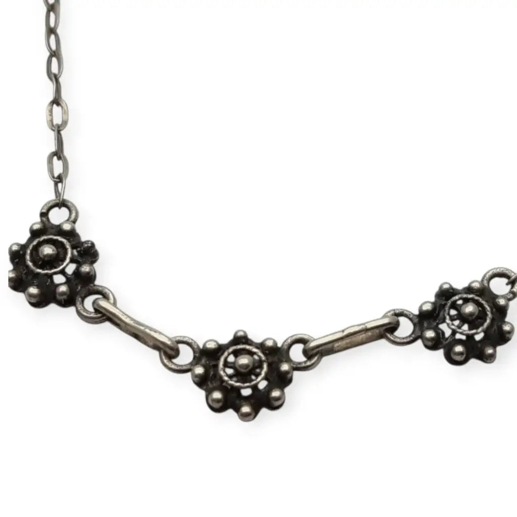 Gargantilla charra de plata con tres rosetas joyería tradicional española