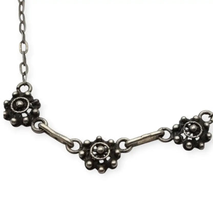 Gargantilla charra de plata con tres rosetas joyería tradicional española