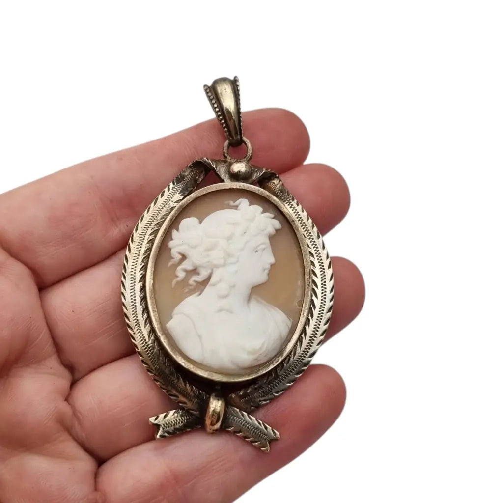 Guardapelo Camafeo antiguo de concha tallada circa siglo XX montura metal.