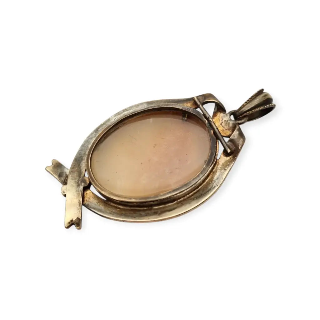 Guardapelo Camafeo antiguo de concha tallada circa siglo XX montura metal.