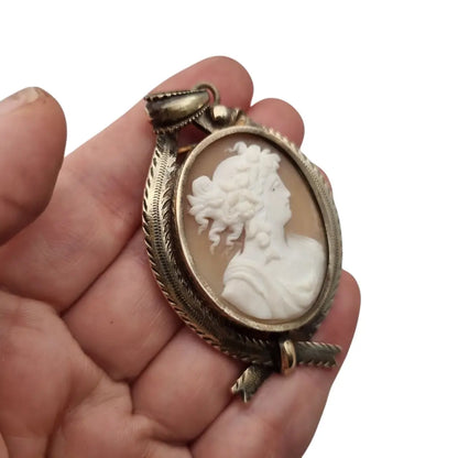 Guardapelo Camafeo antiguo de concha tallada circa siglo XX montura metal.