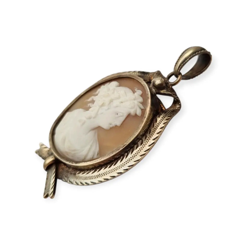 Guardapelo Camafeo antiguo de concha tallada circa siglo XX montura metal.