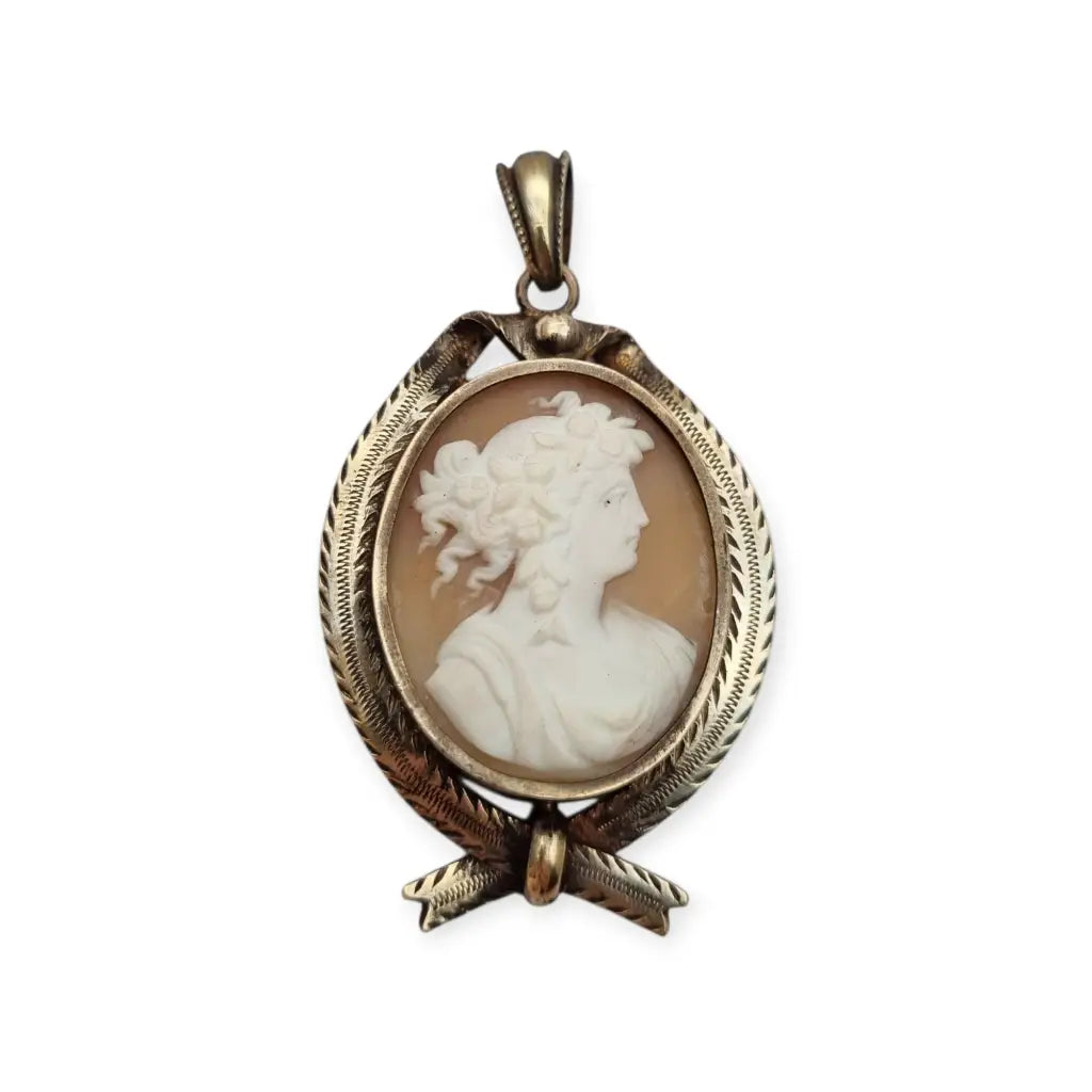 Guardapelo Camafeo antiguo de concha tallada circa siglo XX montura metal.