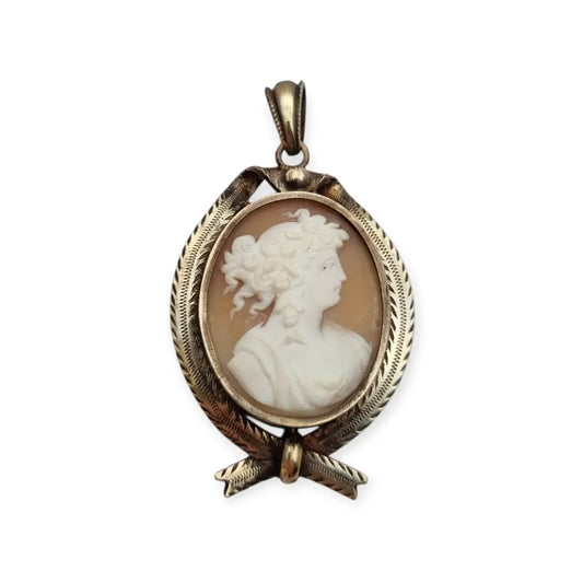 Guardapelo Camafeo antiguo de concha tallada circa siglo XX montura metal.