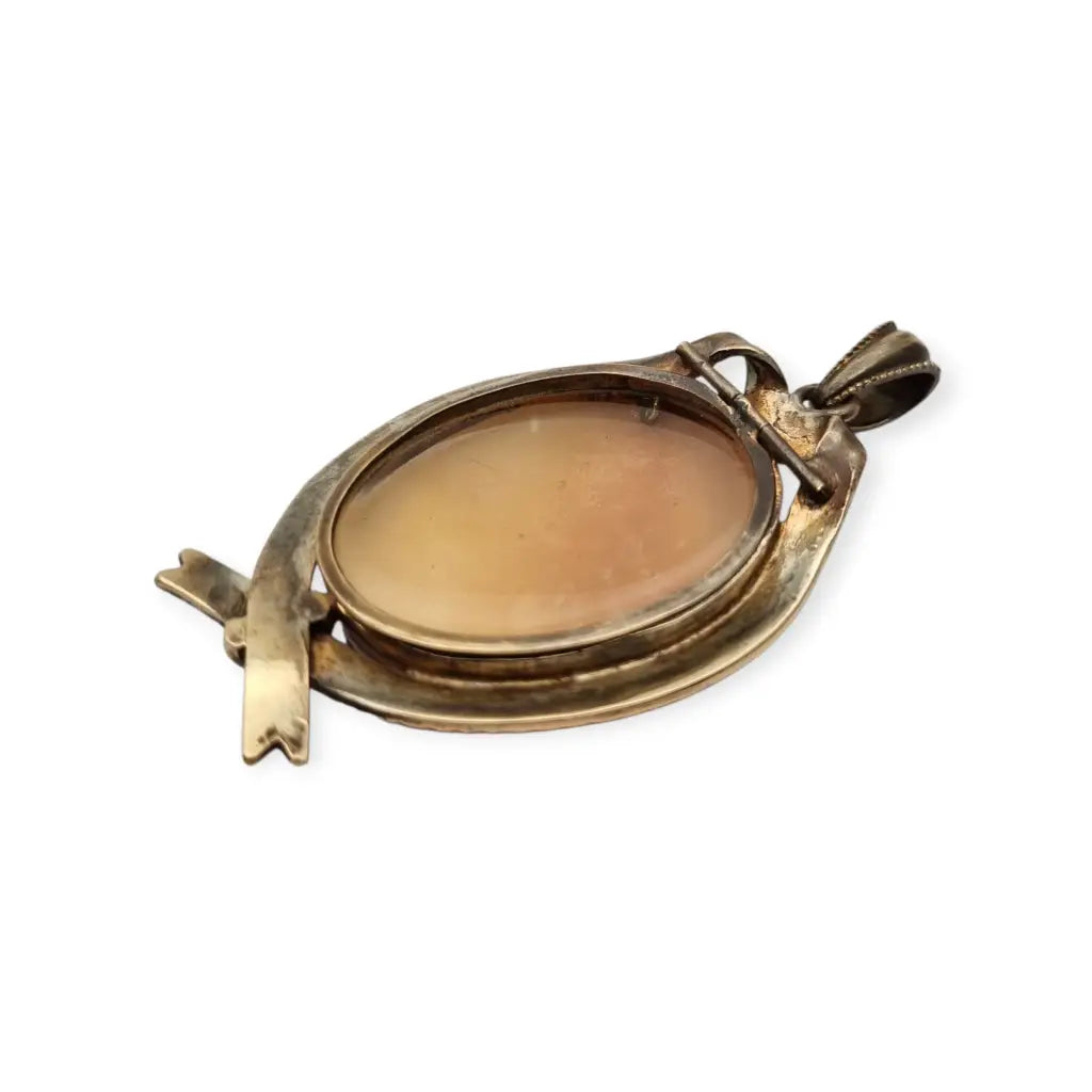 Guardapelo Camafeo antiguo de concha tallada circa siglo XX montura metal.