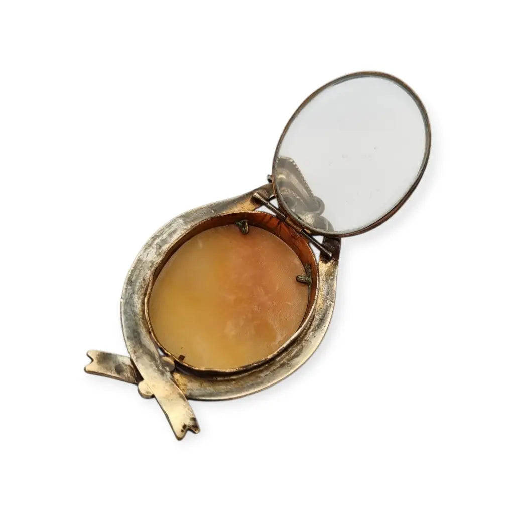 Guardapelo Camafeo antiguo de concha tallada circa siglo XX montura metal.