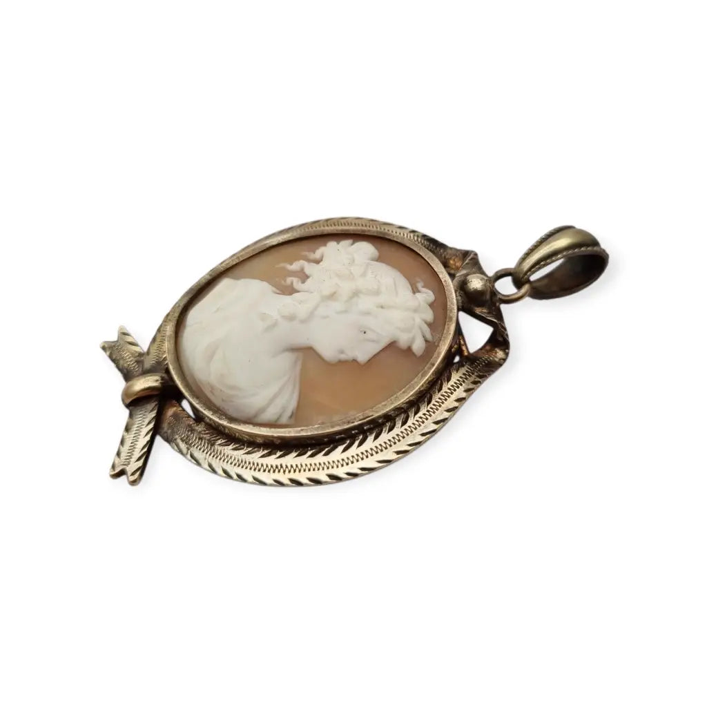 Guardapelo Camafeo antiguo de concha tallada circa siglo XX montura metal.