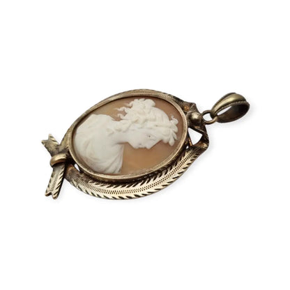 Guardapelo Camafeo antiguo de concha tallada circa siglo XX montura metal.