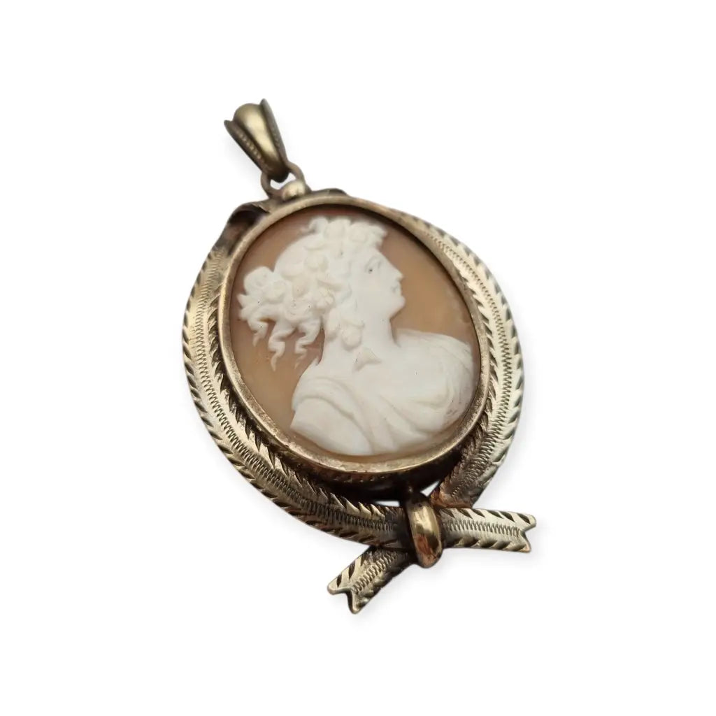Guardapelo Camafeo antiguo de concha tallada circa siglo XX montura metal.