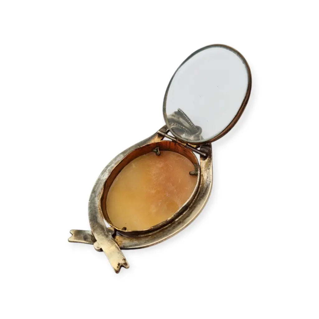 Guardapelo Camafeo antiguo de concha tallada circa siglo XX montura metal.