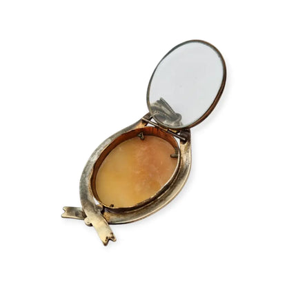 Guardapelo Camafeo antiguo de concha tallada circa siglo XX montura metal.