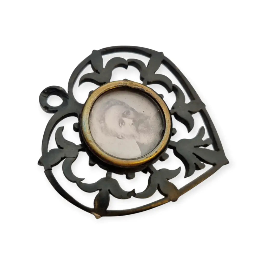 Guardapelo de Corazón Victoriano en Baquelita Negra Calada Colgante Joyería