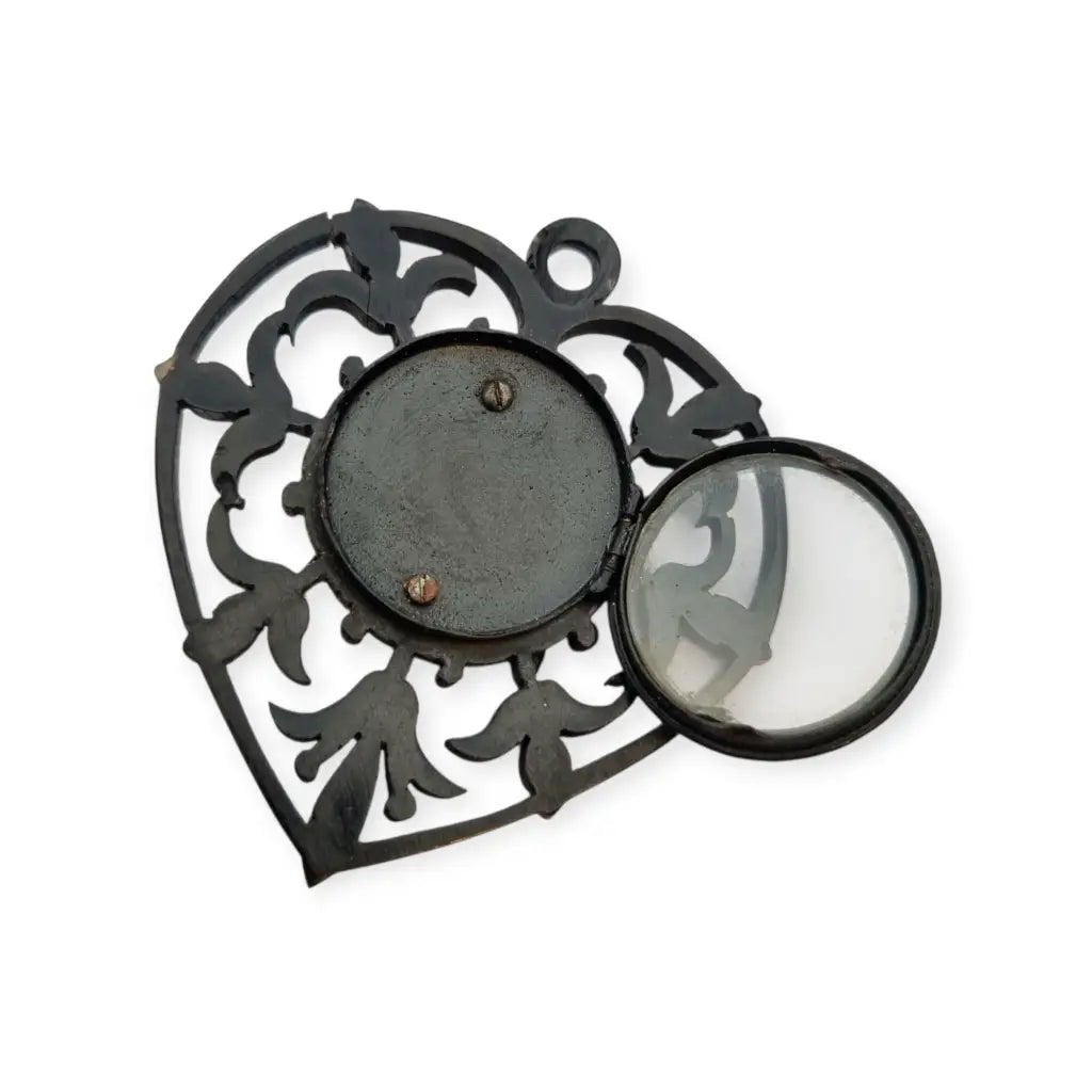 Guardapelo de Corazón Victoriano en Baquelita Negra Calada Colgante Joyería