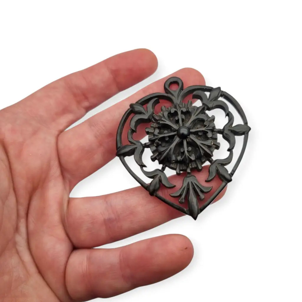 Guardapelo de Corazón Victoriano en Baquelita Negra Calada Colgante Joyería