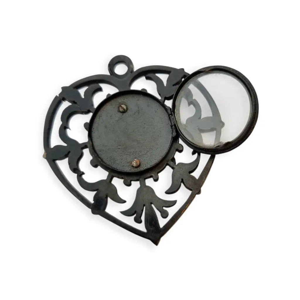 Guardapelo de Corazón Victoriano en Baquelita Negra Calada Colgante Joyería
