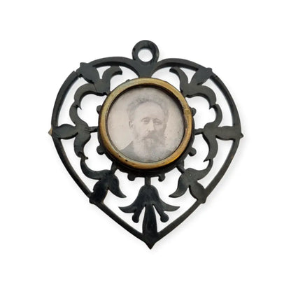 Guardapelo de Corazón Victoriano en Baquelita Negra Calada Colgante Joyería