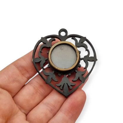 Guardapelo de Corazón Victoriano en Baquelita Negra Calada Colgante Joyería