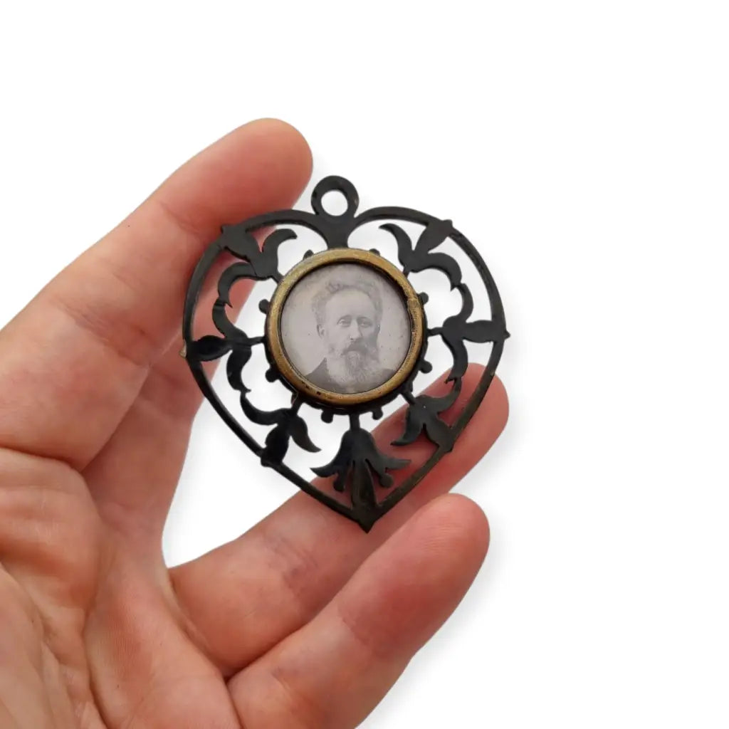 Guardapelo de Corazón Victoriano en Baquelita Negra Calada Colgante Joyería