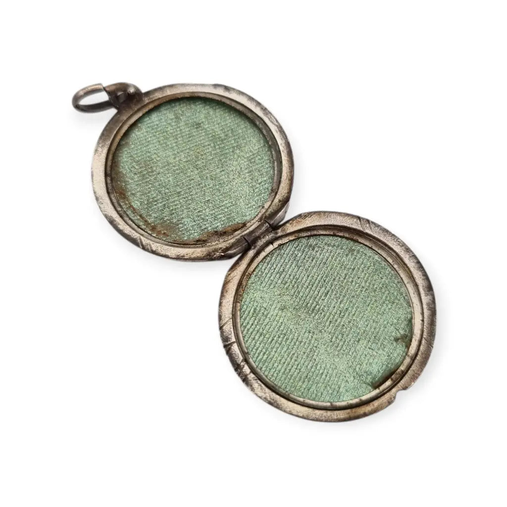 Guardapelo de plata 800 con esmalte guilloché floral rosa y azul joyería