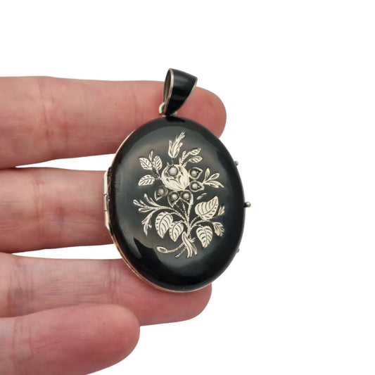 Guardapelo victoriano joyeria de luto en plata y esmalye negro con perlas circa