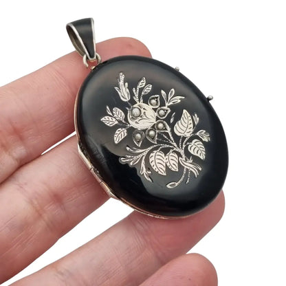 Guardapelo victoriano joyeria de luto en plata y esmalye negro con perlas circa