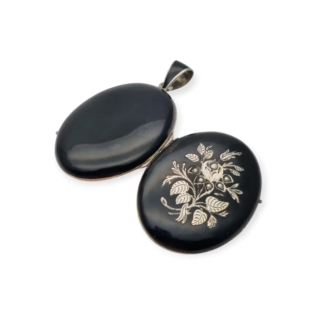 Guardapelo victoriano joyeria de luto en plata y esmalye negro con perlas circa