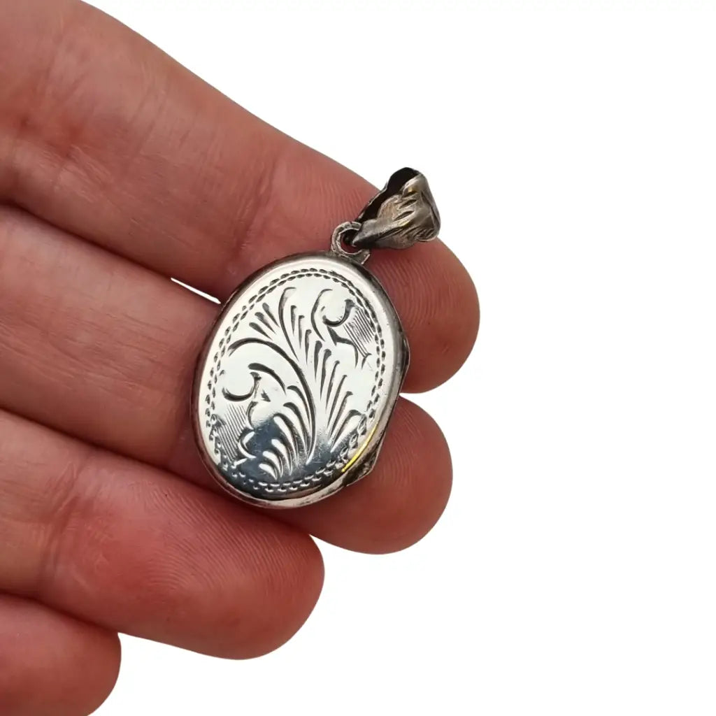 Guardapelo vintage ovalado de plata 925 con grabado vegetal y anilla